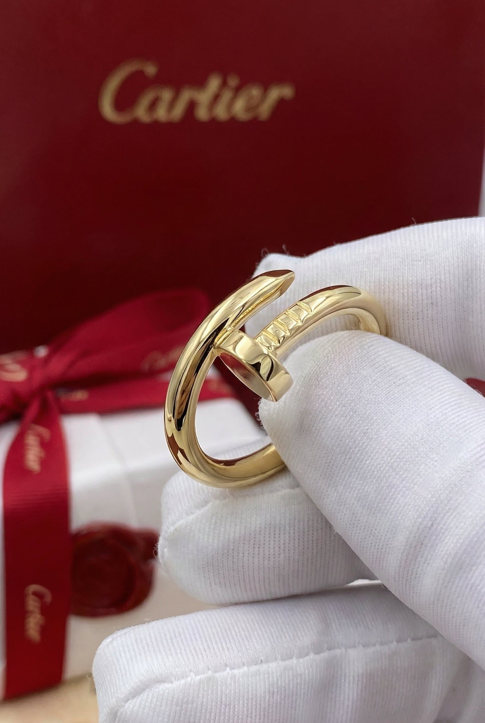Золотое кольцо Cartier Juste un Clou с бриллиантами