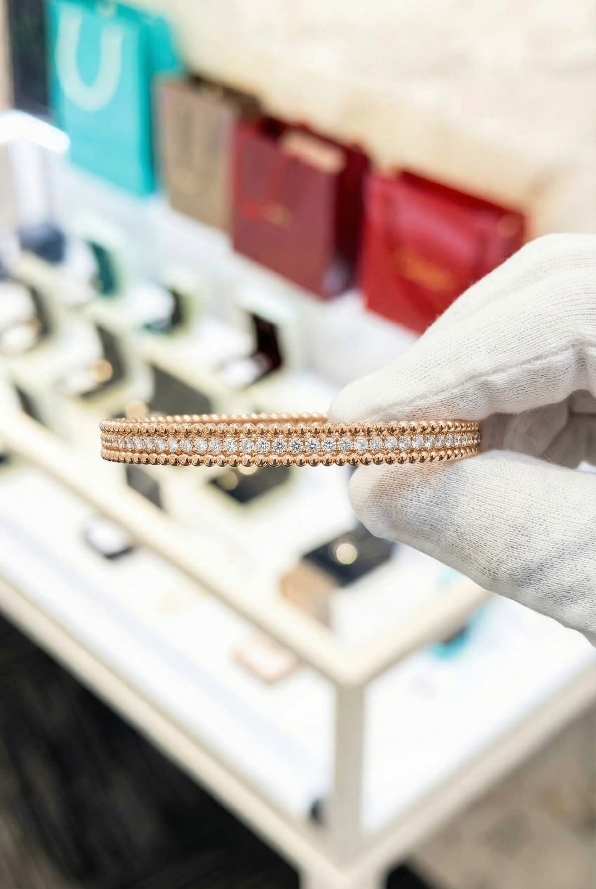 Золотой браслет с бриллиантами Van Cleef Perlée, 1 ряд